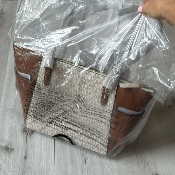 MICHAEL KORS Maddie large signature top zip tote‎ handbag vanilla/brown NWT pkg - Picture 7 of 7